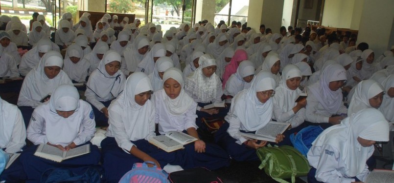 Pelajar SMP mengikuti pesantren kilat