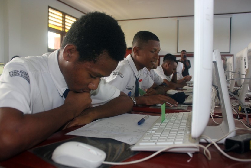 Pelajar SMP saat mengikuti Ujian Nasional Berbasis Komputer (UNBK) di ruang kelas SMP Negeri 5 Kota Sorong, Papua Barat. (ilustrasi)