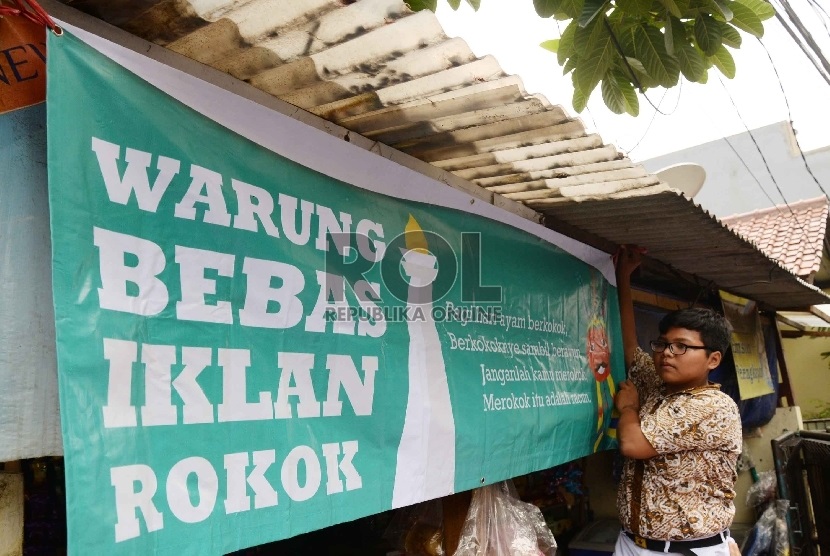 Warga menurunkan iklan rokok di warung-warung di dekat sekolah, Jakarta Selatan. (ilustrasi) 