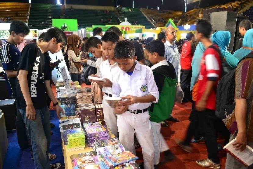 Pelajar tengah membaca buku di salah satu stan penerbit dalam ajang Islamic Book Fair (IBF) di Jakarta.