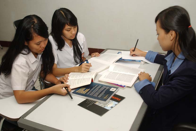  Pelajar yang sedang belajar kelompok dengan guru (ilustrasi).