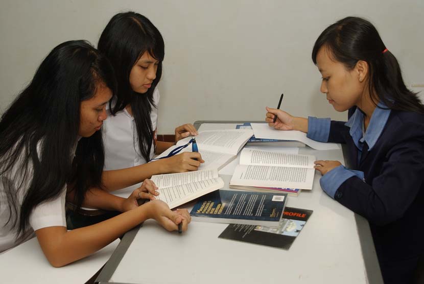 Pelajar yang sedang belajar kelompok dengan guru (ilustrasi).