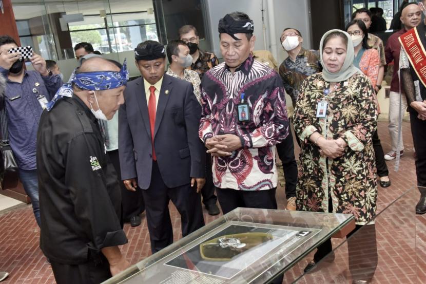 Pelaksana Harian  Gubernur Jawa Barat Uu Ruzhanul Ulum menghadiri Pencanangan Pariwisata Berbasis Hak Asasi Manusia di Jawa Barat, yang resmi dicanangkan oleh Direktur Jenderal HAM Kementerian Hukum dan HAM Mualimin Abdi, di Museum Sri Baduga Bandung, Selasa (5/7/2022). 