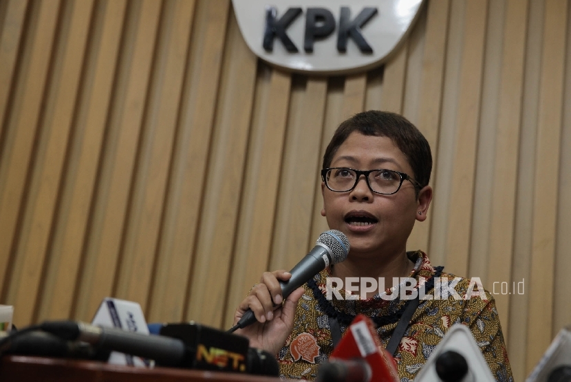 Pelaksana Harian Kepala Biro Humas KPK Yuyuk Andriati, menyampaikan penetapan tersangka baru saat konferensi pers di Gedung KPK, Jakarta, Jumat (30/9)