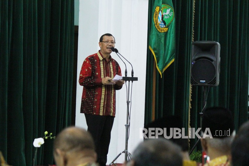 Pelaksana Harian (Plh) Gubernur Jawa Barat Iwa Karniwa (kedua kiri) memberikan sambutan pada acara Paturay Tineung Gubernur Jawa Barat dan Wakil Gubernur Jawa Barat, di Aula Barat, Gedung Sate, Kota Bandung, Rabu (13/6).