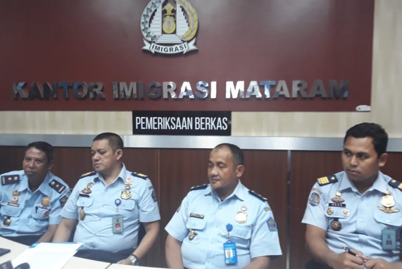 Pelaksana harian (Plh) Kantor Imigrasi Kelas I Mataram Rahmat Gunawan saat jumpa pers terkait OTT pegawai Imigrasi Mataram di Kantor Imigrasi Mataram, NTB, Selasa (28/5).