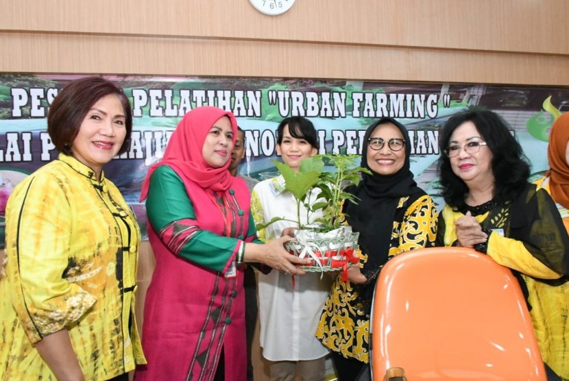 Pelaksana Harian (Plh) Kepala BPTP Syarifah Aminah (kedua kiri) menyerahkan Tanaman kepada Ketua Umum Kesatuan Perempuan Partai Golkar (KPPG) Hetifah Sjaifudian (kedua kanan) bersama Sekretaris Jenderal KPPG Tetty Kady (kanan) dan Ketua Panitia Pelaksana Pelatihan Urban Farming/Bercocok Tanam Miranti Kono (tengah).