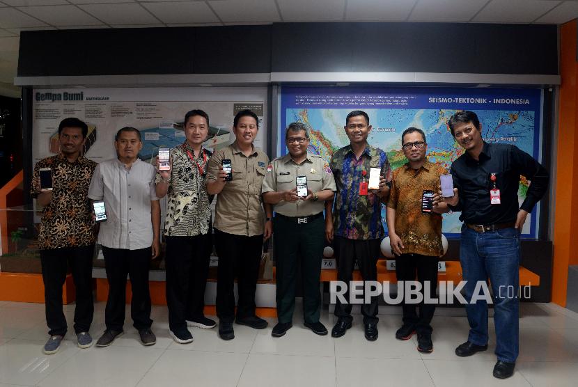 Pelaksana harian (plh) Kepala Pusat Data Informasi (Pusdatin) dan Humas BNPB Agus Wibowo (empat kanan) berfoto bersama dengan Wakil Pemimpin Redaksi Harian Republika Nur Hasan Murtiaji (dua kanan)