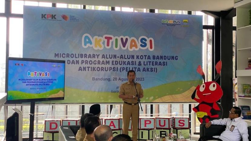 Pelaksana Harian (Plh) Wali Kota Bandung Ema Sumarna saat melakukan aktivasi Microlibrary Alun-Alun Kota Bandung, Jawa Barat, Senin (28/8/2023).