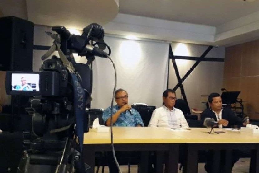Pelaksana tugas Direktur Utama PT Sriwijaya Optimis Mandiri (SOM) Muddai Madang (tengah) bersama Komisaris Bakti Setiawan (kiri) dan Sekretaris Perusahaan PT SOM Faisal Mursyid (kanan), Ahad (9/9) menjelaskan tentang kondisi terakhir Sriwijaya FC.