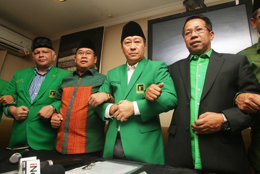 Pelaksana Tugas Ketua Umum Partai Persatuan Pembangunan (PPP) versi muktamar Jakarta Humphrey Djemat (kedua kanan).