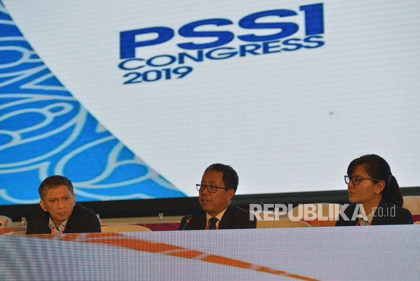 Pelaksana Tugas Ketua Umum PSSI Djoko Driyono (tengah) bersama Wakil Ketua Umum PSSI Iwan Budianto (kiri) dan Sekjen PSSI Ratu Tisha Destria (kanan) menyampaikan keterangan pers sesusai penutupan Kongres PSSI 2019 di Nusa Dua, Bali, Ahad (20/1/2019).