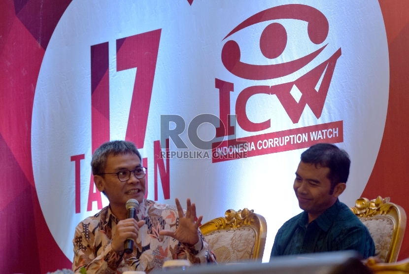 Pelaksana tugas pimpinan Komisi Pemberantasan Korupsi (KPK) Johan Budi bersama Kooerdinator Indonesia Corruption Watch (ICW) Adnan Topan Husodo saat menjadi pembicara pada diskusi peringatan HUT ICW ke-17 di Jakarta, Rabu (29/7).