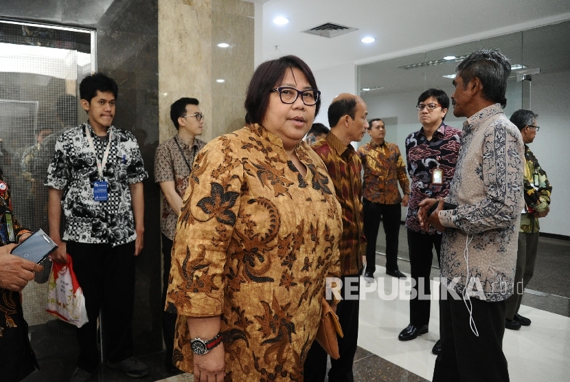 Pelaksana Tugas (Plt) Direktur Utama Pertamina Yenni Andayani berjalan usai mengikuti Rapat Umum Pemegang Saham Luar Biasa di Kantor Kementerian BUMN, Jakarta, Jumat (3\2).