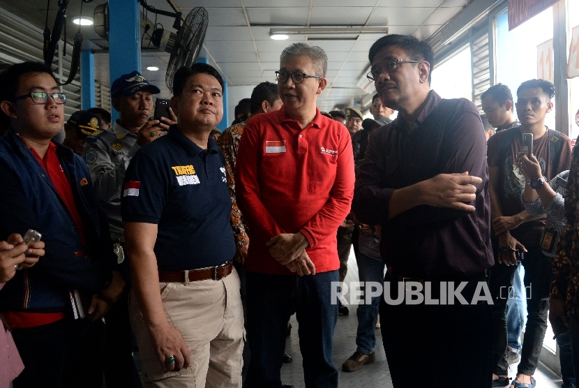 Pelaksana Tugas (Plt) Gubernur DKI Jakarta, Djarot Saiful Hidayat (kanan)