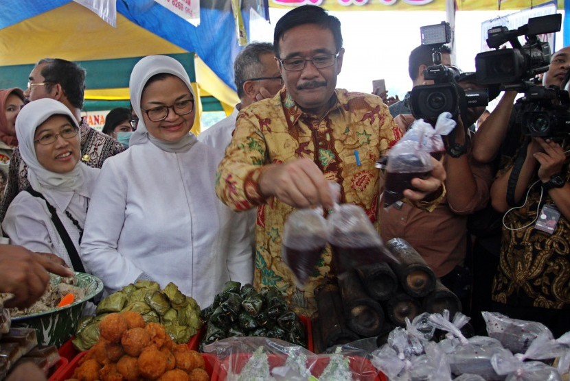 Pelaksana Tugas (PLT) Gubernur DKI Jakarta Djarot Saiful Hidayat (tengah) bersama Kepala Badan POM Penny Lukito (kedua kiri) melakukan inspeksi mendadak ke pasar takjil Bendungan Hilir (Benhil), Jakarta, Jumat (2/6). 