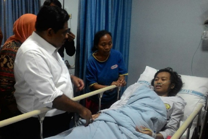 Pelaksana Tugas (Plt) Gubernur DKI Jakarta Sumarsono mengunjungi korban merosotnya lift Blok M Square di Rumah Sakit Pusat Pertamina Jakarta Selatan, Jumat (17/3).
