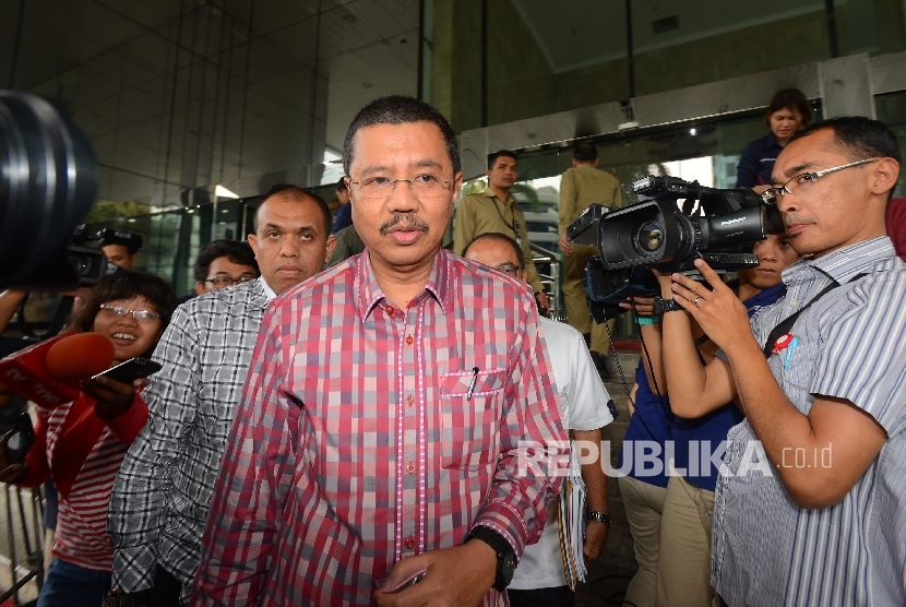  Pelaksana Tugas (PLT) Gubernur Sumatera Utara Tengku Erry Nuradidimintai keterangan oleh media usai menjalani pemeriksaan di gedung Komisi Pemberantasan Korupsi (KPK), Jakarta, Rabu (24/2). 