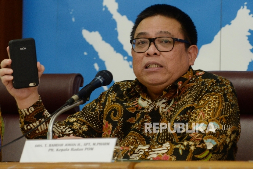 Pelaksana tugas (Plt) Kepala BPOM Tengku Bahdar Johan Hamid saat memberikan keterangan kepada wartawan mengenai vaksin palsu di Kantor BPOM, Jakarta, Selasa (28/6). 