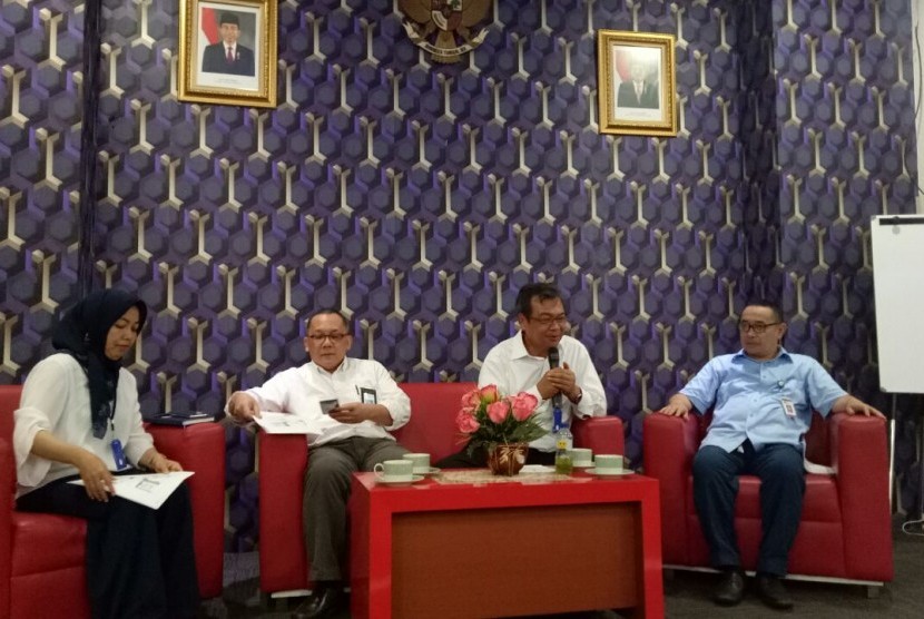 Pelaksana tugas (Plt) Kepala Lembaga Ilmu Pengetahuan Alam (LIPI) Bambang Subiyanto (dua dari kiri) gelar konferensi pers penyelenggaraan Indonesia Science Expo 2017 di Balai Kartini, Jakarta pada 23-26 Oktober 2017.