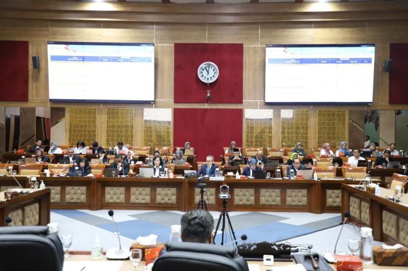 Pelaksana tugas (Plt) Kepala Perpusnas E Aminudin Aziz dalam rapat dengar pendapat (RDP) dengan Komisi X Dewan Perwakilan Rakyat Republik Indonesia (DPR) di Senayan, Jakarta, Rabu (17/1/2024).