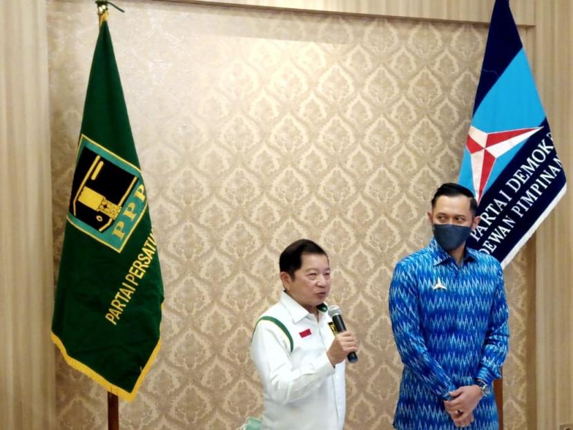 Pelaksana tugas (Plt) Ketua Umum PPP Suharso Monoarfa dan Ketua Umum Partai Demokrat Agus Harimurti Yudhoyono (AHY) usai melakukan pertemuan di kantor DPP PPP, Jakarta, Rabu (12/8).