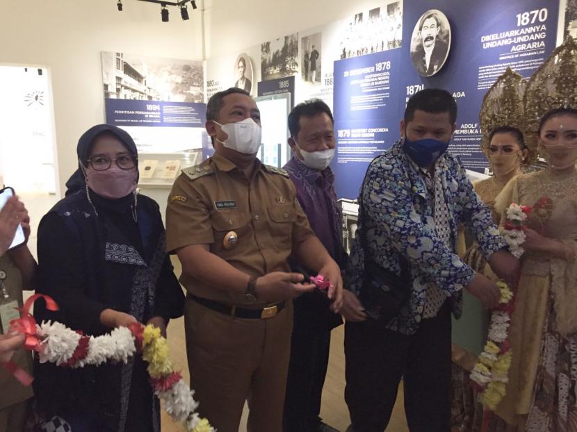 Pelaksana tugas (Plt) Kota Bandung Yana Mulyana meresmikan pembukaan pameran perangko dan benda pos dalam rangkaian peringatan 100 tahun perkumpulan filatelis Indonesia (PFI) di Museum Kota Bandung, Selasa (29/3/2022).