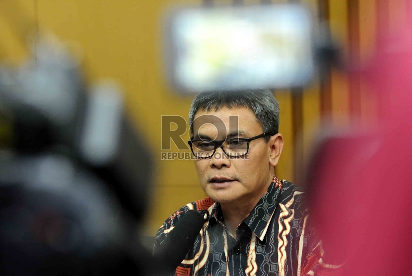 Pelaksana Tugas (Plt) Pimpinan Komisi Pemberantasan Korupsi Johan Budi memberikan keterangan keada wartawan kronologi pembatalan penahanan Ketua KPK non-aktif Abraham Samad di Gedung KPK, Jakarta, Rabu (29/4).(Republika/Agung Supriyanto )