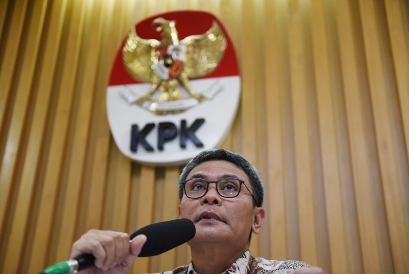 Pelaksana tugas (plt) pimpinan KPK Johan Budi menyampaikan keterangan pers tentang penetapan tersangka baru di Gedung KPK, Jakarta, Selasa (4/8). 