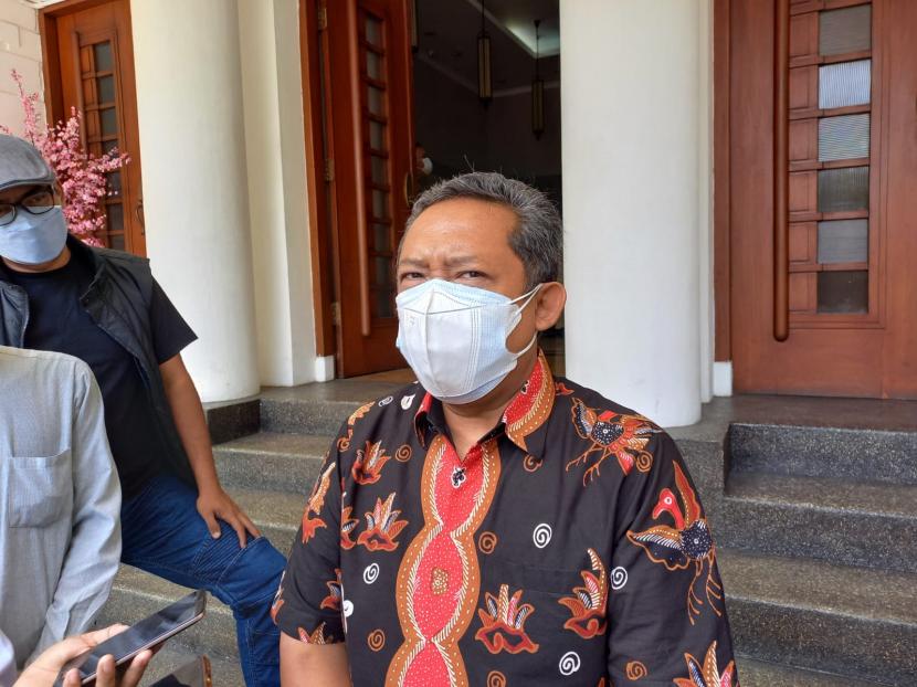 Pelaksana tugas (Plt) Wali Kota Bandung Yana Mulyana mengatakan jangan pilih-pilih vaksin karena bukan supermarket