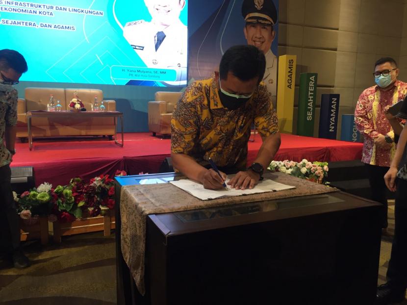 Pelaksana tugas (Plt) Wali Kota Bandung Yana Mulyana menandatangani Berita Acara Hasil Rencana Musrenbang Kerja Pembangunan Daerah (RKPD) Kota Bandung Tahun 2023 di Hotel Grandia, Kota Bandung, Jumat (18/3/2022).