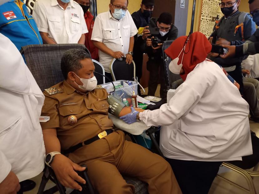 Pelaksana tugas (Plt) Wali Kota Bandung Yana Mulyana mendonorkan darah ke PMI Kota Bandung, Senin (24/1/2022).