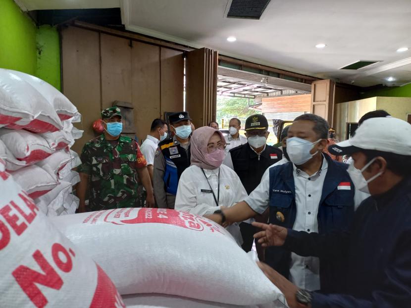 Pelaksana tugas (Plt) Wali Kota Bandung Yana Mulyana meninjau pabrik tahu di Jalan Pasirkoja, Bandung, Rabu (16/2/2022). Harga kedelai yang naik menyebabkan pengrajin tahu mengeluh dan mengancam mogok produksi.