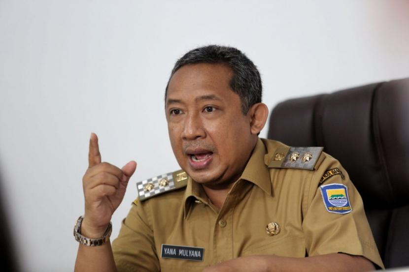 Pelaksana Tugas (Plt) Wali Kota Bandung, Yana Mulyana, meminta masyarakat mewaspadai kasus Covid-19 agar tidak lagi terjadi kenaikan BOR rumah sakit.