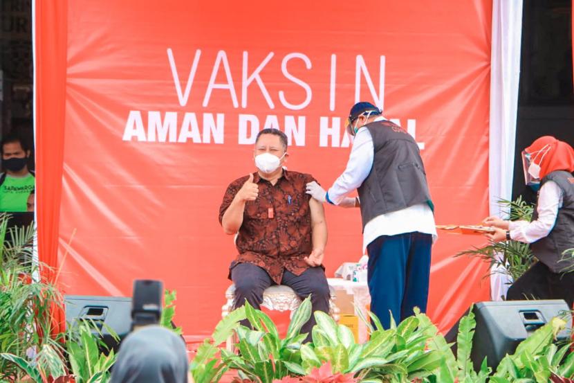 Pelaksana Tugas (Plt) Wali Kota Surabaya, Whisnu Sakti Buana menjalani suntik vaksin Covid-19 di Balai Kota Surabaya, Jawa Timur, Jumat (15/1).