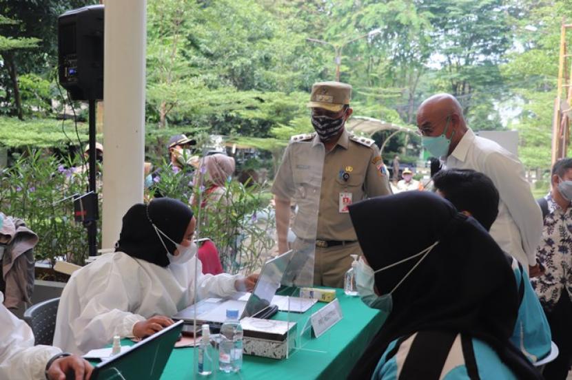 Pelaksana tugas (Plt) Walikota Jakarta Selatan Isnawa Adji mengunjungi Kampus Universitas Nasional (Unas) melihat pelaksanaan vaksinasi massal untuk wilayah Jakarta Selatan. 