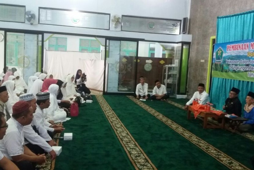 Pelaksana Tugas (Plt) Walikota Malang, Sutiaji melepas 67 Calon Jamaah Haji (CJH) Korpri Kota Malang Tahun 2018 di Masjid Baiturrohim Balaikota Malang, Rabu (18/7).