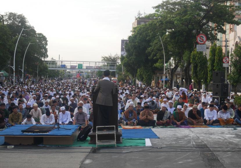 Pelaksanaa  Sholat Idul Adha 1444 Hijriah yang berlangsung di Jalan Raya Matraman, depan Gereja Koinonia, Jakarta Timur, Kamis ,(29/6/2023). 