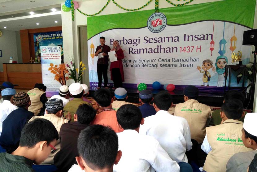 Pelaksanaan acara santunan anak yatim dan dhuafa di BSI Bogor, Selasa (21/6/2016).
