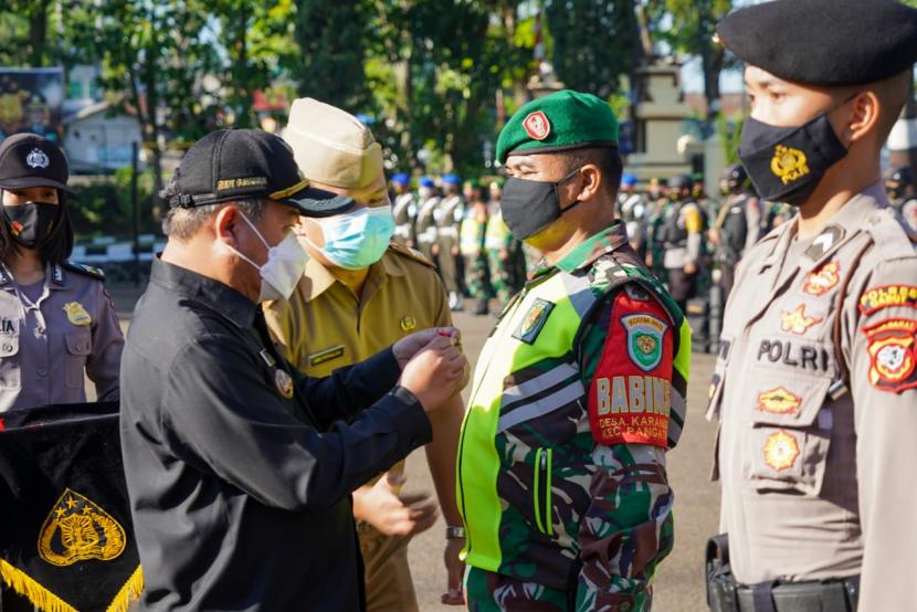 Pelaksanaan Apel Kesiapsiagaan terkait Persiapan Pengamanan Pilkades Serentak Tahun 2021, di Mapolres Garut, Senin (7/6). 