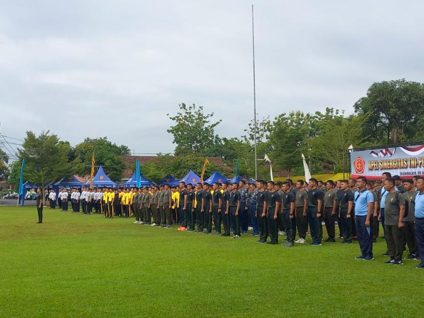 Pelaksanaan apel sinergitas TNI-Polri di Brigif Raider 13/Galuh, Kota Tasikmalaya, Jumat (9/6/2023).