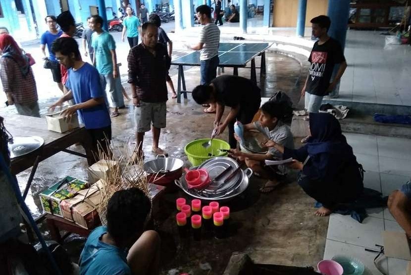 Pelaksanaan dapur umum untuk mahasiswa-mahasiswa Universitas Gadjah Mada (UGM) asal Palu dan Donggala.