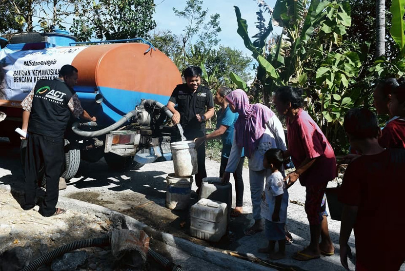 Pelaksanaan droping air bersih yang dilakukan ACT DIY ke sejumlah  titik di Kabupaten Gunungkidul.
