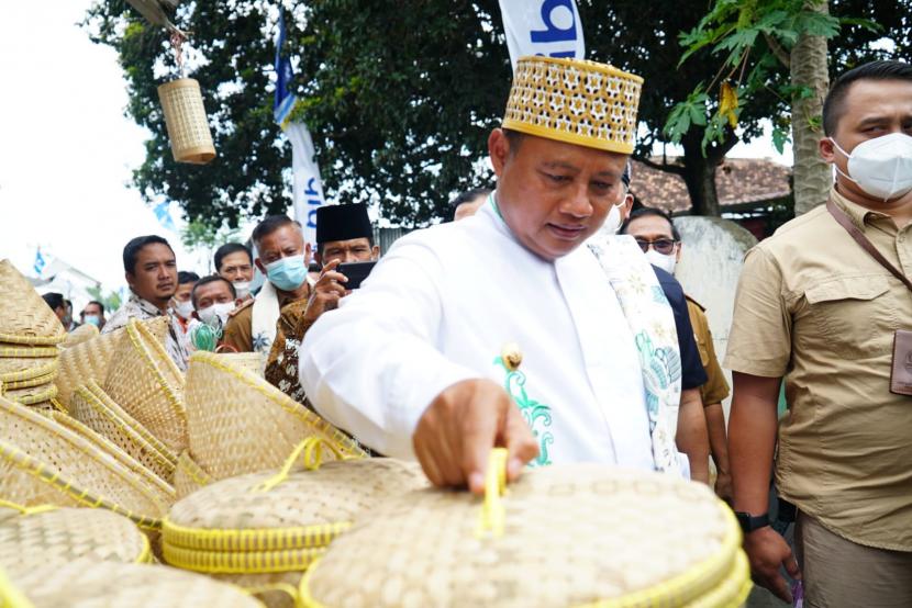 Pelaksanaan Gebyar Desa dan Launching BUMDes Tingkat Kabupaten Garut yang diselengarakan di Desa Wanajaya, Kecamatan Wanaraja, Kabupaten Garut, Senin (28/3/2022). 