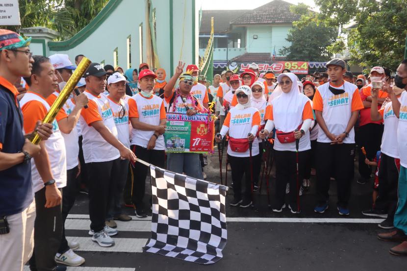  Pelaksanaan jalan sehat oleh Bank Syariah BDS sebagai puncak rangkaian milad ke-15 yang digelar di Kantor Kecamatan Mergangsan, Yogyakarta.