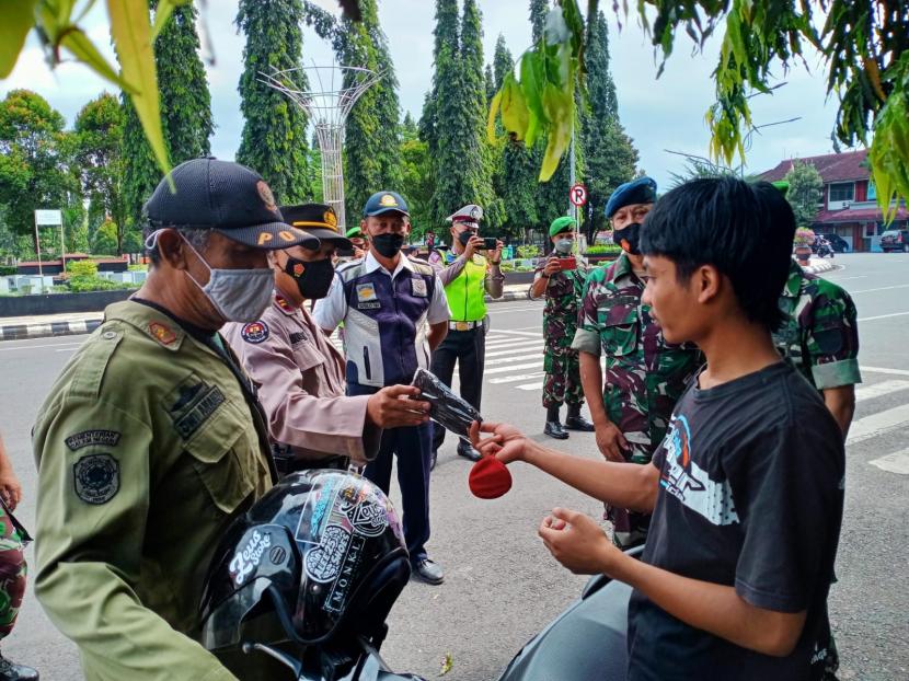 Pelaksanaan kegiatan Patroli dan Pengawasan PPKM Level 2 Covid-19 Kabupaten Purbalingga di Alun-alun Purbalingga.