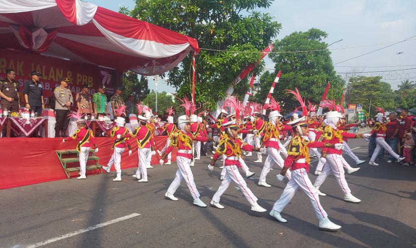  Pelaksanaan Lomba Gerak Jalan dan Peraturan Baris Berbaris (PBB) tingkat SMP dan SMA sederajat se-Kabupaten Semarang, dalam rangkaian HUT Bhayangkara ke-77 tingkat Polres Semarang, Selasa (20/6).