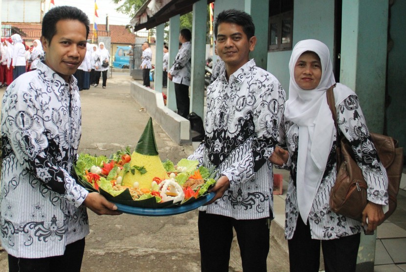 Pelaksanaan lomba tumpeng digelar bersamaan dengan Upacara pengibaran Sang Merah Putih yang dipusatkan di halaman SLTP Islam Parung, Jl. Raya parung No 648, Parung, Bogor, Jawa Barat, Jum'at (25/11).