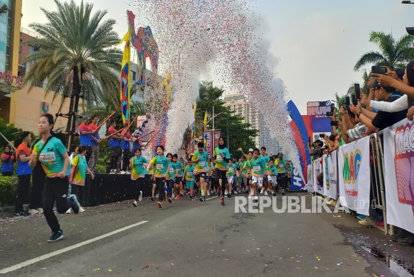 Pelaksanaan MAG Run 2025 di kawasan Mal Artha Gading, Jakarta Utara, Ahad (19/10/2025). Kegiatan lari itu diikuti oleh lebih dari 5.000 peserta.