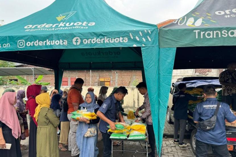 Pelaksanaan operasi pasar murah yang diselenggarakan oleh Pemkot Mojokerto, Jawa Timur.